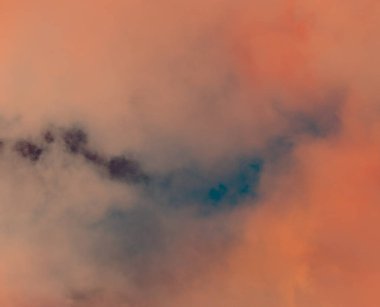 inanılmaz gün batımı ve parlak dramatik gökyüzü.