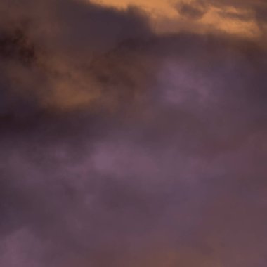 Berrak mavi gökyüzüne karşı, gün batımında kabarık beyaz bulutlar isabet Güzel ışık.