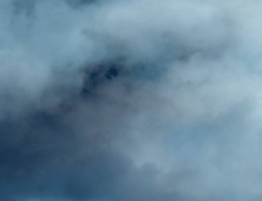 Kışın mavi gökyüzü, gündüz güzel ve kabarık, gökyüzünün ilginç bulutlu şekli