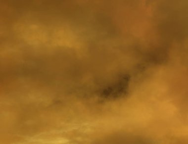 Gün batımında gri yağmurlu bulutlar ve mavi gökyüzü