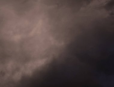 Gün batımında hassas bulutlar güzel somon pembe, mor, gri turuncu ve soluk mavi tonları ile hued akşam geç kış aylarında düşer gibi.