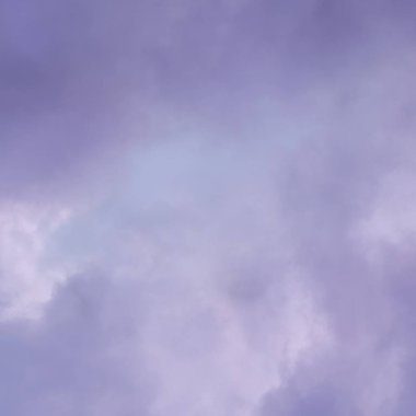 Beyaz bulutlarla mavi gökyüzünde uçan uçak