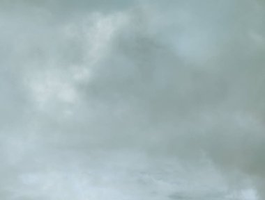 Gökyüzü gri bulutlar ile