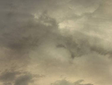 Arka plan olarak gün batımında gökyüzünde fırtına bulutları