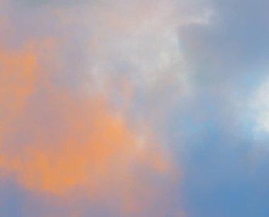 Soyut bulanık günbatımı gökyüzü ve parlayan parlama ışığı ile bulutlar arka plan.