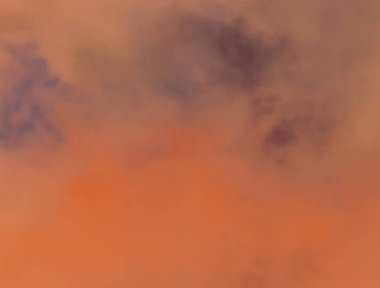 Bulutlar, Okyanus yakınlarındaki Günbatımında Renkli Bulutlar