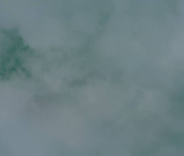 Arka plan renginin mavi renk arka plan üzerinde izole soyut beyaz duman. Beyaz sis duvar. 3D çizim