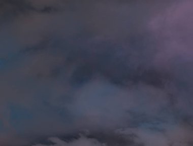 Gökyüzünde yapılandırılmış ve dramatik bulutlar