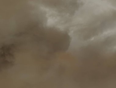 Beyaz kağıt arka plan üzerinde altın lüks mürekkep ve suluboya dokular. Boya sızıntıları ve ombre etkileri. El boyaması soyut görüntü.