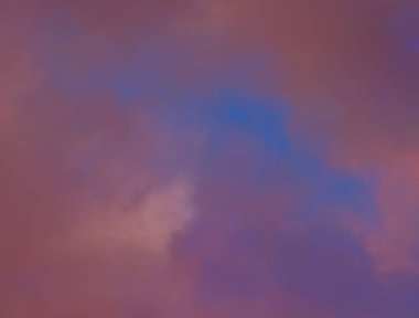 Kamera çerçevesi dolduran gökyüzünde renkli bulutlar 