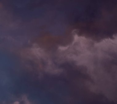 Karamsar gökyüzünde yağmurlu bulutlar