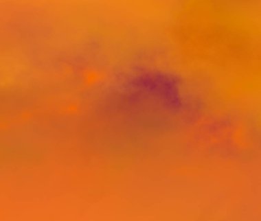 Turuncu akşam gökyüzü ve hilal ay