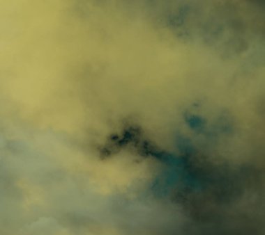 Siyah arka plan üzerinde sarı sis ve sis etkisi.