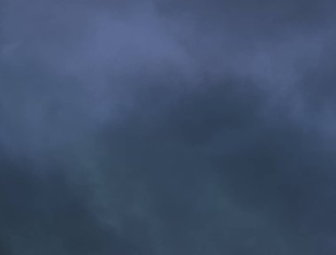 Gökyüzünde yüzen bulutlar biraz ışık var.