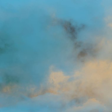 Güneşli bir günde bulutlarla dolu mavi bir gökyüzü 