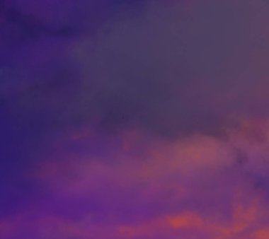 Gün batımından önce renkli bulutlar 