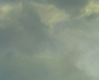 Güneşe bak, gökyüzündeki bulutlar güzelliği gösteriyor..