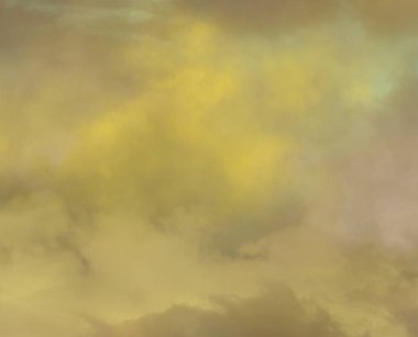 Siyah arka plan üzerinde sarı sis ve sis etkisi.