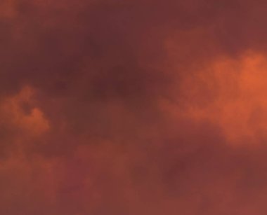 Bulutlarla güzel gün batımı parlak gökyüzü. Huzurlu arka plan