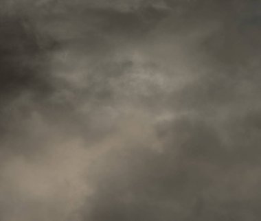 Arka plan olarak gün batımında gökyüzünde fırtına bulutları