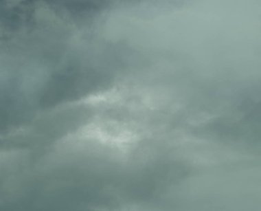 Fırtınalı bulutlar ile dramatik koyu mavi gökyüzü