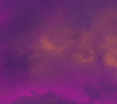 Gün batımından önce renkli bulutlar 