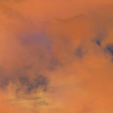 Dağlarda sabah sis görünümü. Kayalık dağ yamaçlarının sisli manzarası. Renk tonlama ve düşük kontrast. Açık hava seyahat arka planı.