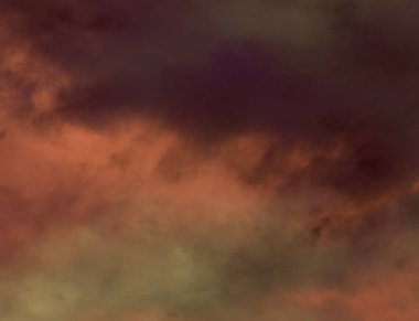 Sisli ovalarda sabah güneş ışığı