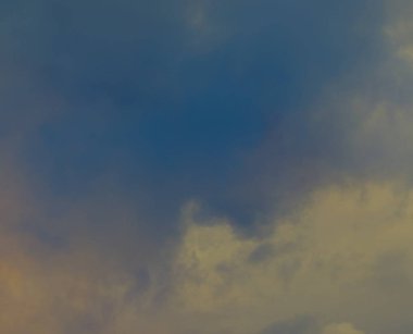 Bulutlar doğa bir parlak gökyüzü gün içinde.