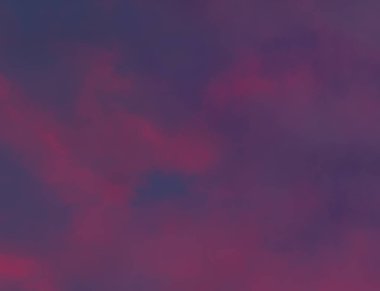 Pembe ve mavi gökyüzü arka plan. Gün batımında mavi bir gökyüzünde yumuşak odak kabarık pembe bulutlar.