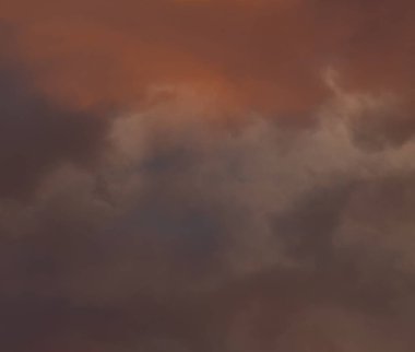 Tasarımcının arka plan için batan güneş ışığında nadir güzel akşam kümülüs bulutları dokusu ile Mavi gün batımı gökyüzü. Pembe vanilya cenneti.