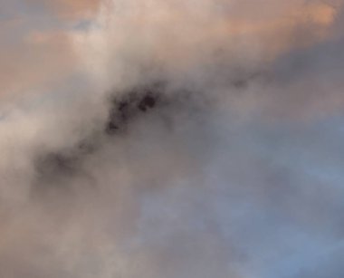 soyut grunge bulutlar, kopya alanı ile renkli arka plan