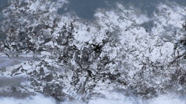 Metin için yeri olan boya lekeleriyle soyut arkaplan