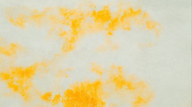 Metin için yeri olan boya lekeleriyle soyut arkaplan