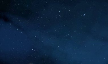 Evren yıldız ve gazla dolu. Uzak evren İllüstrasyon.  