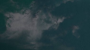 Metin için yeri olan boya lekeleriyle soyut arkaplan