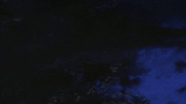 Metin için yeri olan boya lekeleriyle soyut arkaplan