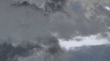 Metin için yeri olan boya lekeleriyle soyut arkaplan