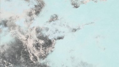 Metin için yeri olan boya lekeleriyle soyut arkaplan