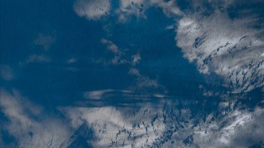 Metin için yeri olan boya lekeleriyle soyut arkaplan