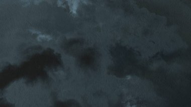 Metin için yeri olan boya lekeleriyle soyut arkaplan