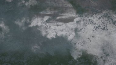 Metin için yeri olan boya lekeleriyle soyut arkaplan