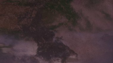 Metin için yeri olan boya lekeleriyle soyut arkaplan