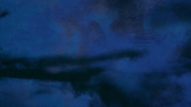 Metin için yeri olan boya lekeleriyle soyut arkaplan