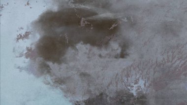 Metin için yeri olan boya lekeleriyle soyut arkaplan