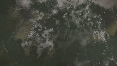 Metin için yeri olan boya lekeleriyle soyut arkaplan