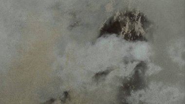 Metin için yeri olan boya lekeleriyle soyut arkaplan