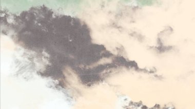 Metin için yeri olan boya lekeleriyle soyut arkaplan