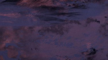 Metin için yeri olan boya lekeleriyle soyut arkaplan