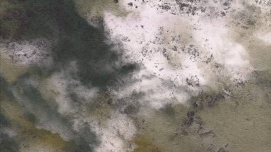 Metin için yeri olan boya lekeleriyle soyut arkaplan